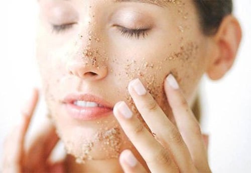 Cà phê vốn nổi tiếng là loại đồ uống giàu chất chống oxy hóa và phần bã sau khi pha vẫn giữ lại nhiều thành phần có lợi cho làn da. 