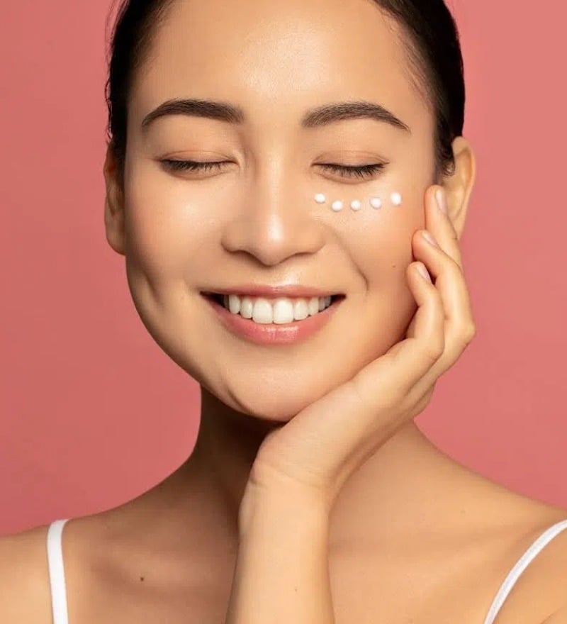 Sau tuổi 28, lượng collagen tự nhiên trong cơ thể bắt đầu suy giảm nhanh hơn, khiến những nếp nhăn nhỏ quanh mắt dần xuất hiện rõ. 