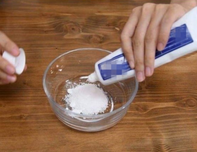 Trộn kem đánh răng với muối