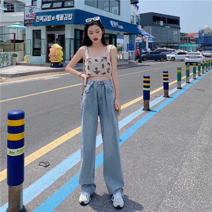 Khi kết hợp cùng áo hai dây đơn giản, tổng thể outfit vừa có nét gợi cảm nhẹ nhàng vừa tạo hiệu ứng hình ảnh khá “ăn ảnh”.