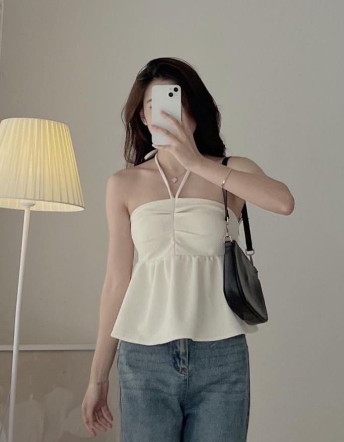 Kiểu áo quây đang được nhiều cô gái yêu thích trong mùa hè năm nay nhờ khả năng “nâng cấp” vóc dáng cực hiệu quả. Thiết