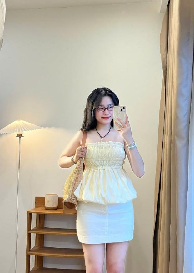 Phần eo được đặt cao hơn bình thường giúp tạo cảm giác chân bắt đầu từ vị trí cao hơn, từ đó tổng thể nhìn cân đối và cao hơn.
