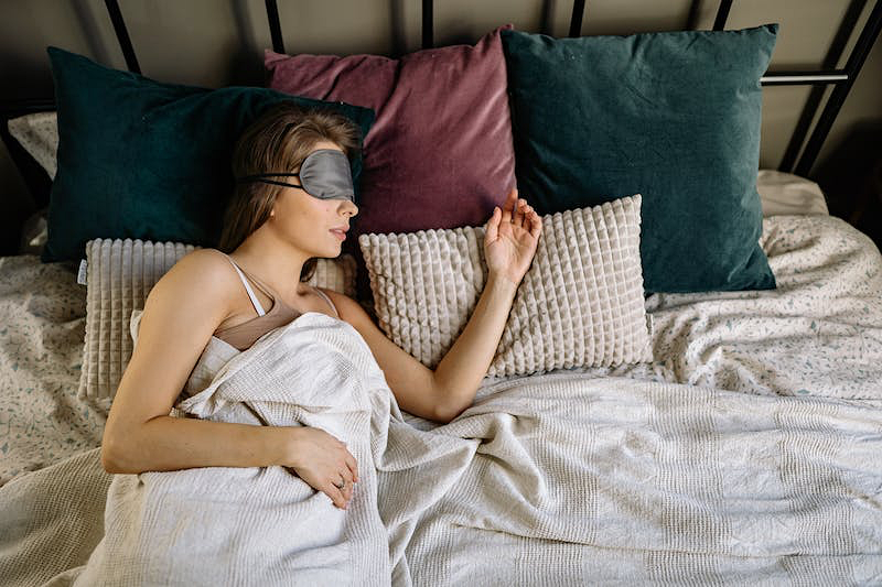 Khi nằm nghiêng hoặc nằm sấp trong thời gian dài, da mặt liên tục bị ép vào gối, từ đó dễ hình thành các nếp gấp trên bề mặt da.