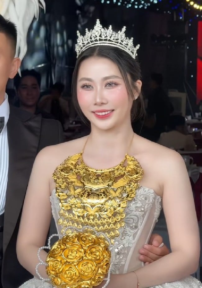 Bên dưới các bài đăng, nhiều người vừa gửi lời chúc phúc đến cặp đôi, vừa hài hước “xin vía giàu sang” từ cô dâu.