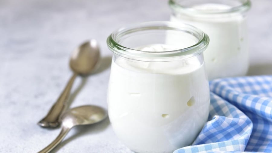 Sữa chua không đường có tác dụng nuôi dưỡng lợi khuẩn, giúp giảm viêm nhiễm vùng kín.