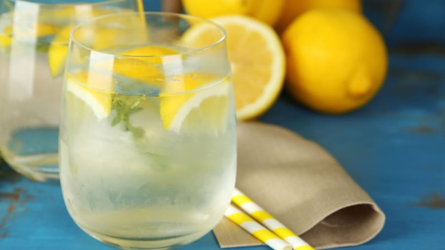 Chanh có tính axit nhưng khi đi vào cơ thể sẽ được kiềm hóa, từ đó giúp duy trì độ pH ở vùng kín của chị em.