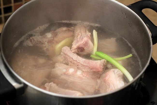 Hãy chú ý khi chần xương để nước dùng ngon hơn