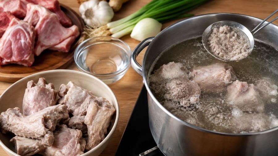 Chần xương rất quan trọng để giúp nước dùng thơm ngọt, trong