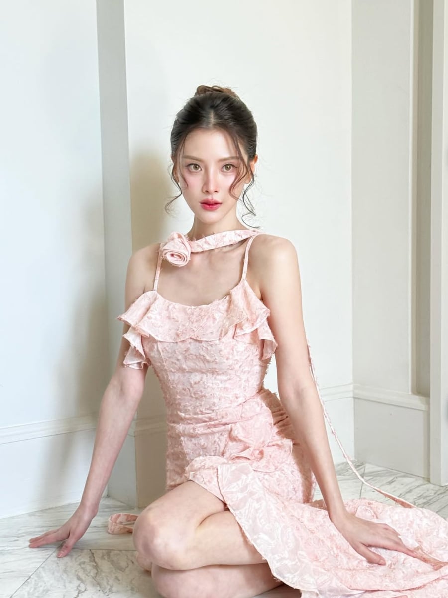 hiết kế màu hồng nhạt với phom ôm nhẹ giúp tôn vóc dáng thanh mảnh nhưng vẫn tạo cảm giác mềm mại, nữ tính.