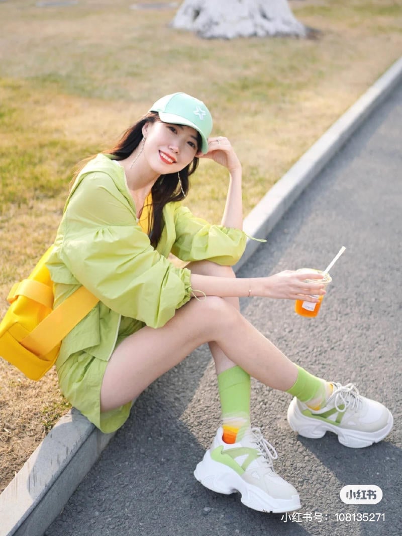 Bên cạnh hồng pastel, xanh chanh nhạt cũng là gam màu được xuất hiện liên tục trong các bản phối mùa xuân hè 2026. 