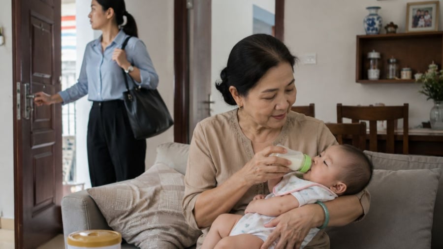 Để con cho bố mẹ chồng chăm sóc giúp, tôi thảnh thơi hơn khi đi làm trở lại sau sinh