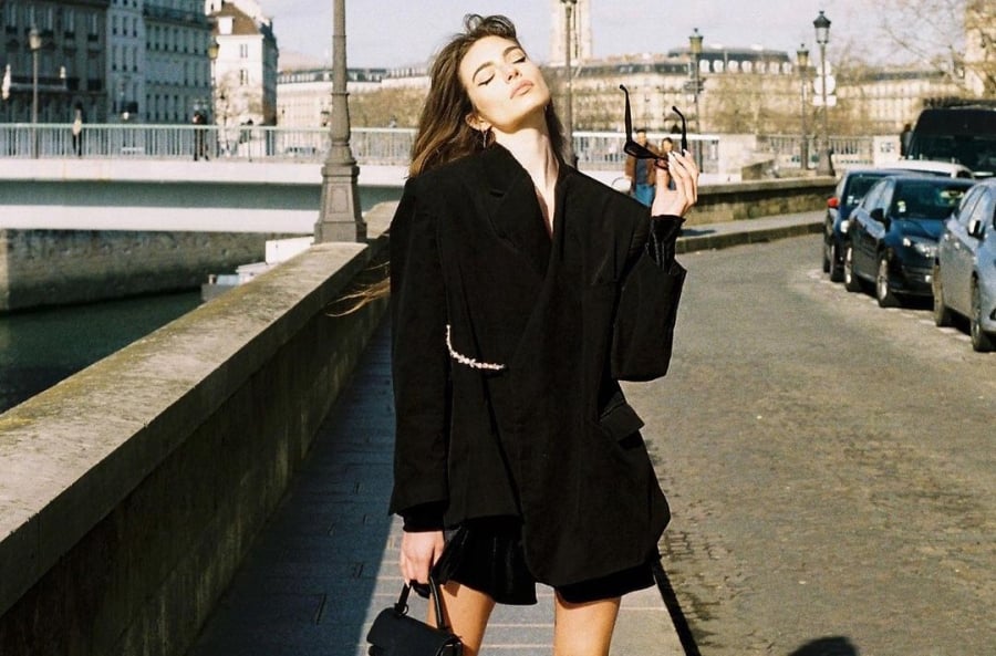 Nhiều người nghĩ blazer chỉ phù hợp với thời tiết mát mẻ, nhưng phụ nữ Pháp lại thường chọn blazer chất liệu nhẹ để diện trong mùa hè. 