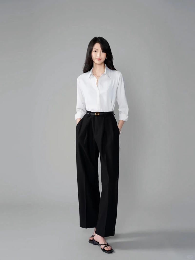 Quần tây đen không chỉ dành riêng cho môi trường công sở mà còn có thể trở thành item thời trang nổi bật trong mùa Hè nếu được phối đúng cách. 