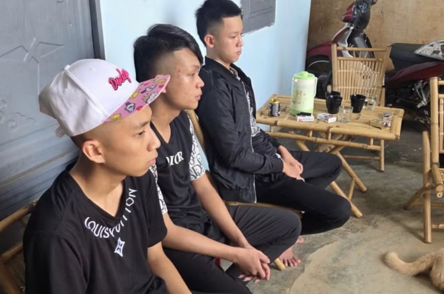 Theo cơ quan điều tra, cả 3 được xác định liên quan đến vụ hành hung khiến một thiếu niên 17 tuổi tử vong tại phòng trọ ở phường Diên Hồng vào rạng sáng 12/5, vụ việc từng gây xôn xao dư luận địa phương.    