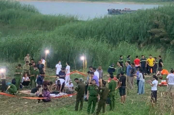Ngay sau khi tiếp nhận tin báo, Thiếu tướng Nguyễn Minh Tuấn đã trực tiếp chỉ đạo các đơn vị nghiệp vụ phối hợp cùng Công an xã Sông Lô và chính quyền địa phương triển khai công tác tìm kiếm cứu nạn. 