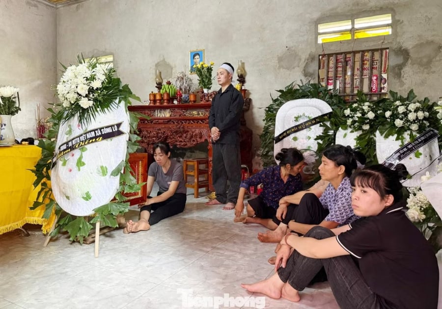 “Con ơi, bạn bè đến thăm con này, sao con nỡ bỏ bố mẹ mà đi…”, tiếng gọi nghẹn ngào của người mẹ vang lên giữa không gian tang lễ khiến nhiều người có mặt không cầm được nước mắt.    
