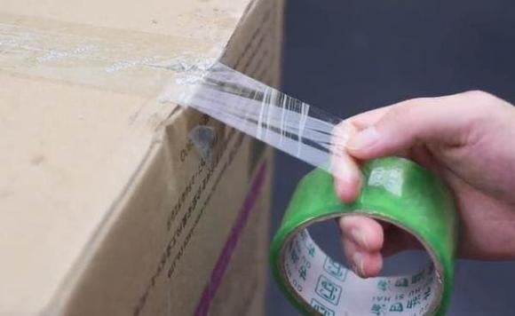 Mẹo cắt băng dính bằng 2 ngón tay, vừa nhanh vừa tiện