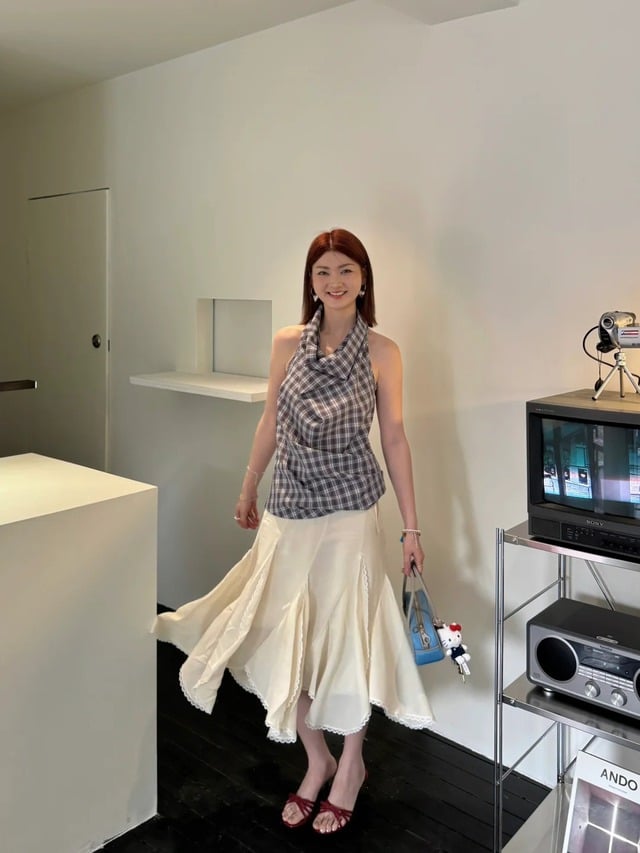  Sự kết hợp giữa các chất liệu mềm như satin, linen hay cotton mỏng giúp tổng thể vừa thoải mái vừa mang nét sang trọng rất riêng.