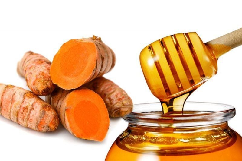  Nghệ chứa hoạt chất chống oxy hóa tự nhiên, trong khi mật ong giúp cấp ẩm và hỗ trợ làm mềm bề mặt da.