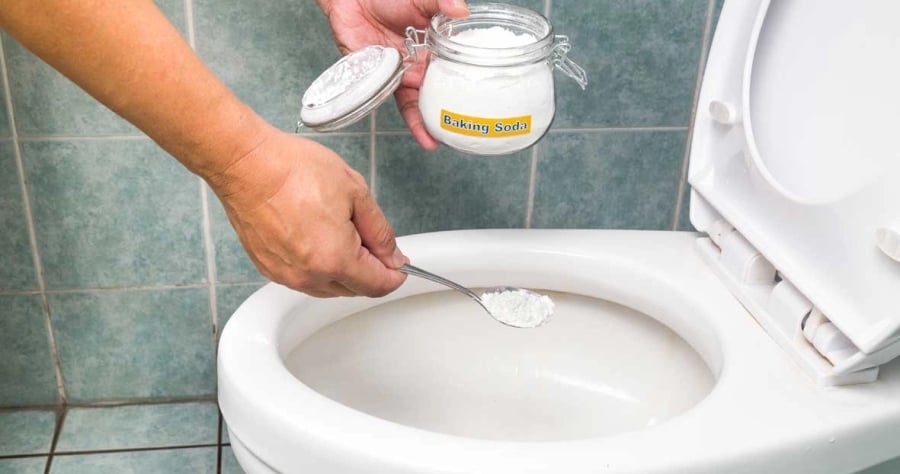 Rắc nắm bột này vào nhà vệ sinh: Khử hết mùi hôi, không cọ cũng sạch