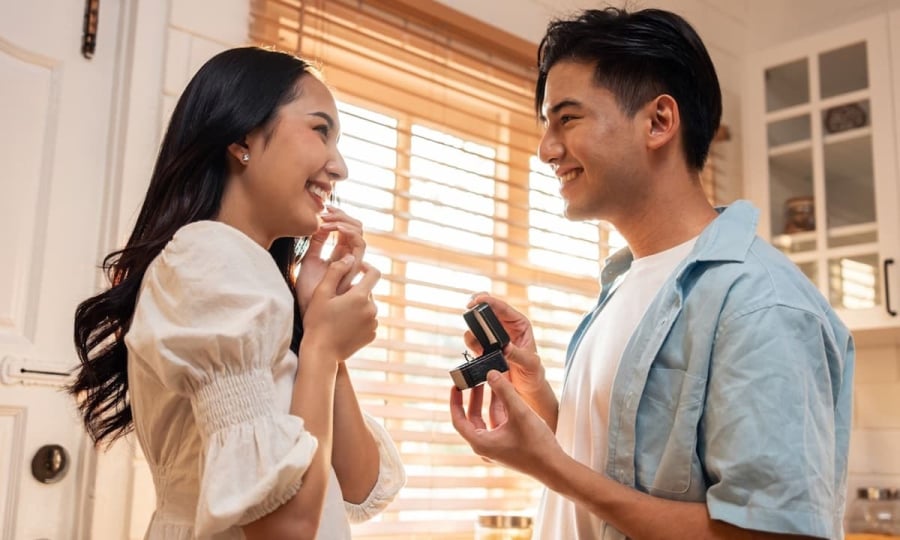 Hôn nhân hạnh phúc không phải là sự kết hợp của hai con người hoàn hảo, mà là hành trình đồng hành giữa hai người không hoàn hảo.