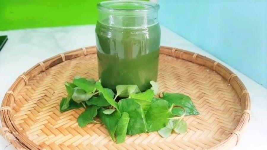 Không chỉ được dùng trong bữa ăn hằng ngày, loại rau này còn thường xuất hiện trong các công thức nước ép giúp làm mát cơ thể và hỗ trợ làn da trong những giai đoạn dễ nổi mụn.