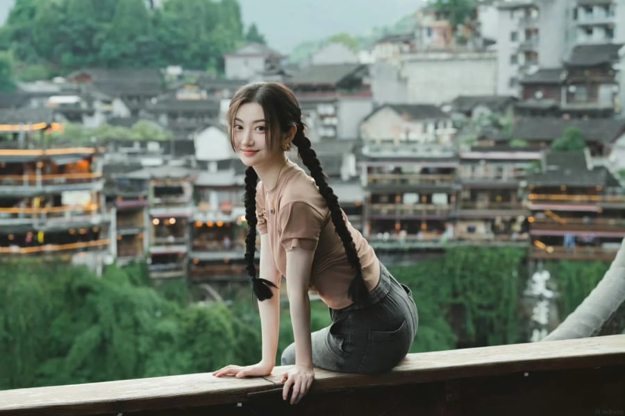 Thiết kế ôm vừa cơ thể cũng giúp phần vai và cổ trông thanh thoát nhưng vẫn giữ được sự thoải mái.