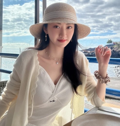 Trong những chuyến du lịch biển, Cảnh Điềm thường lựa chọn các set đồ mang màu sắc nhẹ nhàng và tạo cảm giác thư giãn.    
