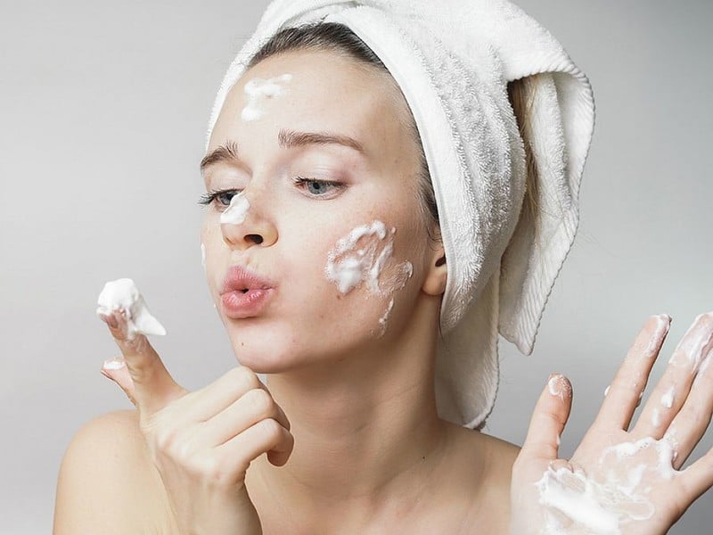 Không chỉ khi đi biển hay hoạt động ngoài trời lâu, tia UV vẫn có thể tác động lên da trong lúc di chuyển ngoài đường hoặc ngồi gần cửa sổ.