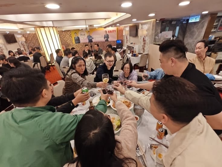 Tôi từng biết một người như vậy: gần như không tham gia các buổi tụ họp không cần thiết, rất hiếm khi xuất hiện trên mạng xã hội, nhưng lại dành toàn bộ thời gian cho công việc và gia đình. 