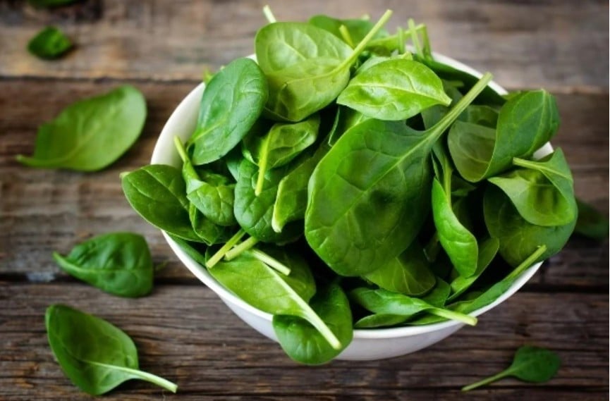 Rau củ cải bó xôi chứa lượng đáng kể vitamin C và vitamin E - hai chất chống oxy hóa quan trọng giúp trung hòa các gốc tự do. Ảnh minh họa