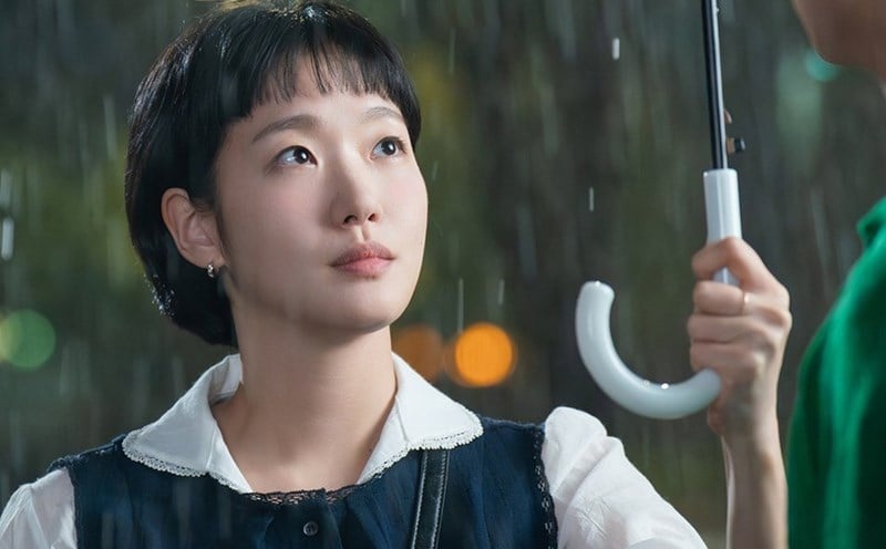 Sau khi xuất hiện với tạo hình mới trong Yumi's Cells phần 3, Kim Go Eun nhanh chóng thu hút sự chú ý với kiểu tóc pixie mang phong cách Pháp hiện đại.    