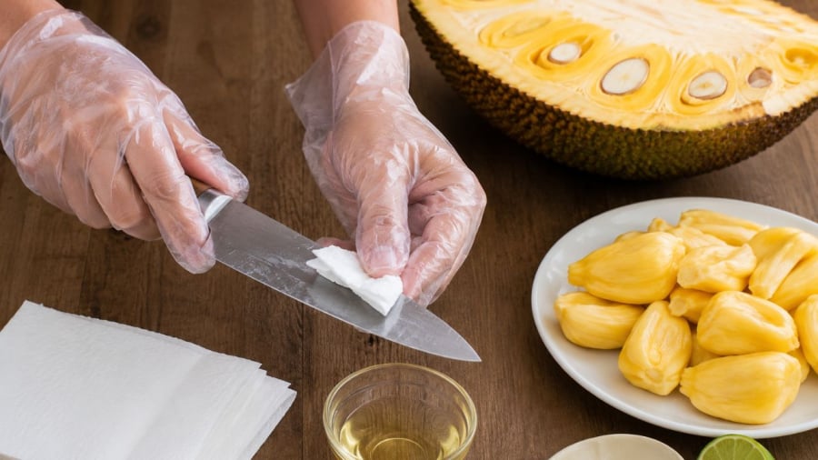 Khi bị nhựa mít dính tay đừng vội rửa nước trước