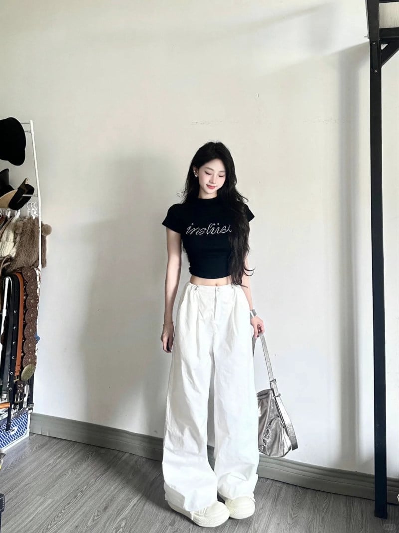 Sự đối lập giữa phần quần rộng và thân áo vừa vặn giúp tổng thể cân đối hơn, đồng thời tạo hiệu ứng vóc dáng thanh thoát thay vì bị xuề xòa.
