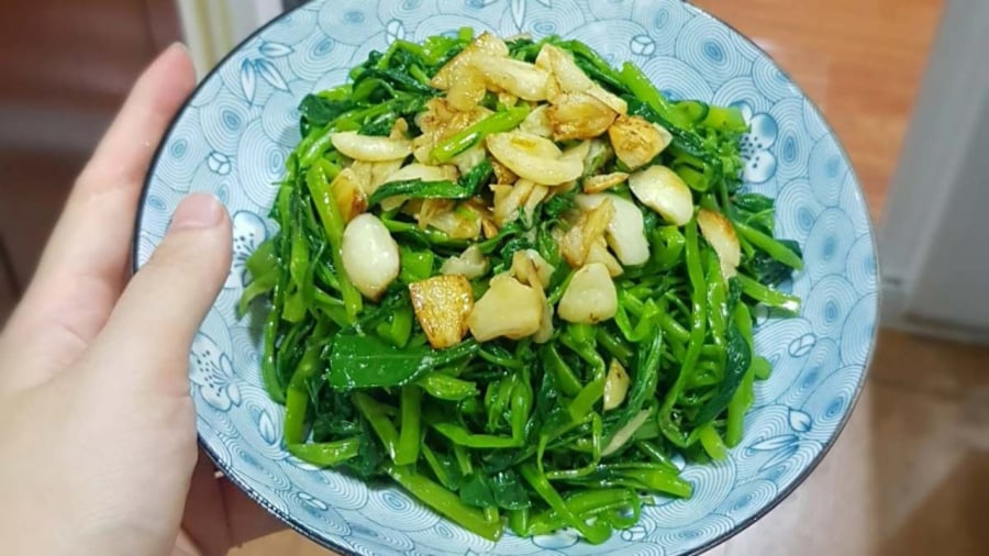 Rau muống xào tỏi là món ăn quen thuộc trong bữa cơm gia đình
