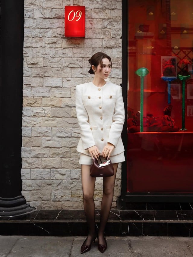 Tweed cũng là một trong những chất liệu được nữ diễn viên ưu ái khi muốn tạo hình chỉn chu hơn. 