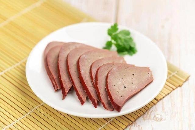 Bên cạnh đó, gan lợn còn chứa nhiều vitamin nhóm B, đặc biệt là vitamin B12 và axit folic, có vai trò quan trọng đối với hệ thần kinh và hệ tuần hoàn.    