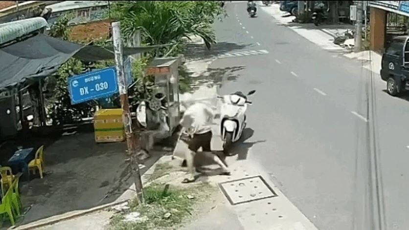 Trước đó, vào khoảng 11h20 ngày 22/5, trong lúc đang làm việc và ép nước mía phục vụ khách, chị Y. bất ngờ gặp sự cố khiến tay bị cuốn vào máy. 