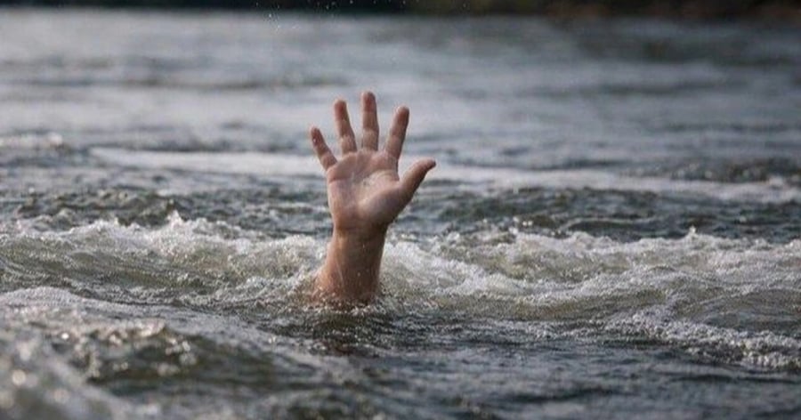 Trong quá trình tắm, nhóm học sinh bơi vào khu vực nước xoáy. Hai em B. và Đ. may mắn bơi được vào bờ, trong khi Q. và H. bị mất tích.    
