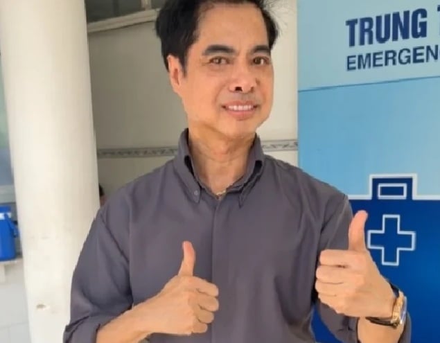 Danh ca Ngọc Sơn đã đến tận Bệnh viện Nhân dân Gia Định ở TP.HCM để kiếm tra sức khoẻ vì bị dân mạng đồn ánh mắt lạ. 
