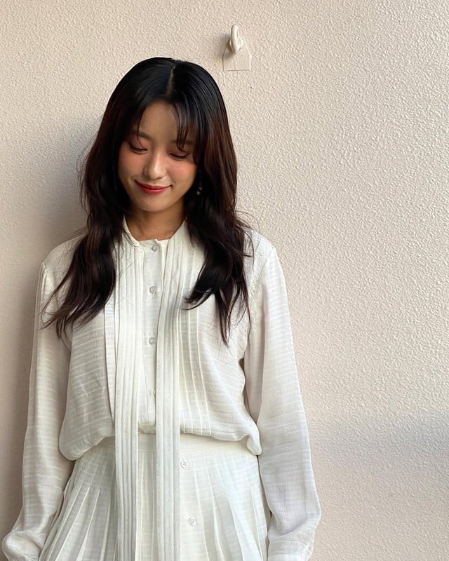 Nữ diễn viên từng gây chú ý khi xuất hiện với set đồ gồm áo blouse chất liệu mềm phối cùng chân váy xếp ly đồng màu.