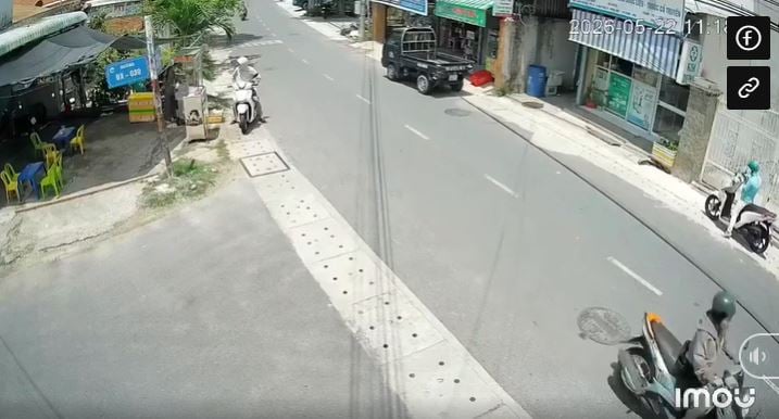 Vụ việc được cho là xảy ra vào khoảng 11h30 ngày 22/5 trên đường ĐX 26, phường Bình Dương, TP.HCM. Nạn nhân là chị V.T.N.Y. (SN 2008, trú tại TP.HCM). 