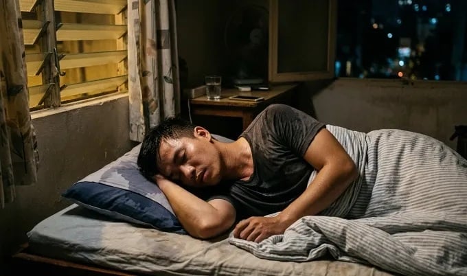 Một trong những dấu hiệu dễ bị bỏ qua là tình trạng đổ mồ hôi nhiều khi ngủ. Không ít người thức dậy giữa đêm với quần áo và chăn ga ướt đẫm dù phòng đang khá mát. 