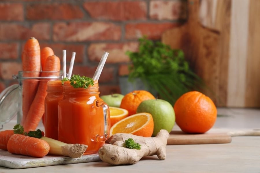 Không chỉ là thức uống giải nhiệt mùa hè, nước ép cà rốt còn được nhiều người duy trì như một phần trong thói quen chăm sóc sức khỏe và làn da.    