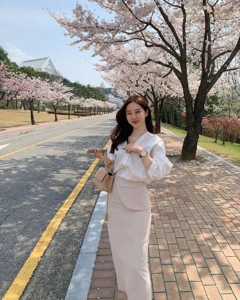 Nhờ sự tiết chế này, outfit vẫn giữ được vẻ thanh lịch nhưng không bị đơn điệu hay thiếu điểm nhấn.    
