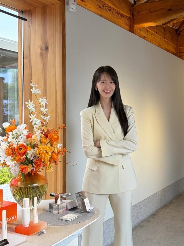 Sự kết hợp giữa thần thái dịu dàng và outfit đứng dáng giúp hình ảnh của cô vừa sang trọng vừa không mất đi nét nữ tính đặc trưng.