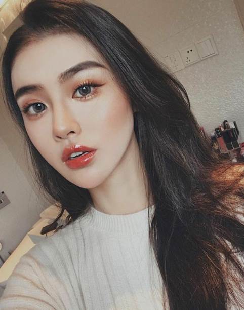 Thay vì phủ bronzer quá nhiều, nhiều người chỉ tập trung nhấn nhẹ ở vùng gò má, thái dương và sống mũi để tạo hiệu ứng gương mặt sắc nét nhưng vẫn tự nhiên.