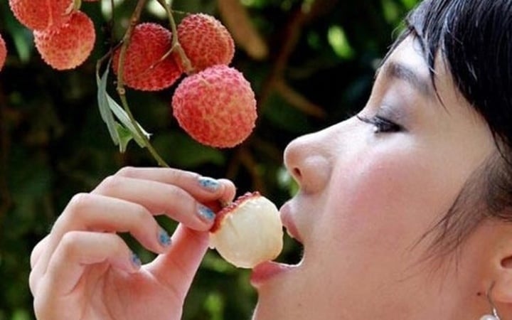 Một số người có cơ địa nhạy cảm có thể gặp phản ứng sau khi ăn nhiều vải như nổi mẩn đỏ, rôm sảy hoặc cảm giác nóng trong người.