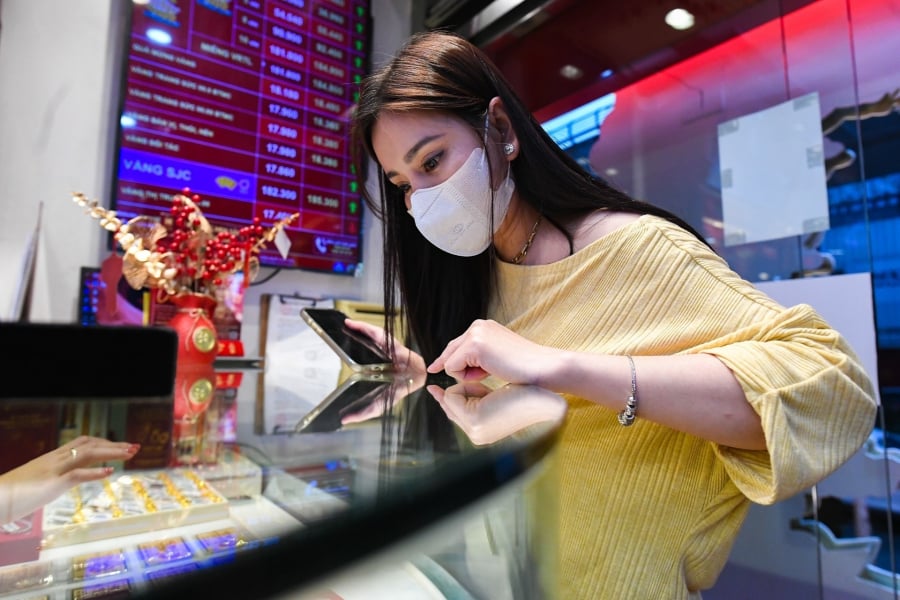 Giá vàng thế giới tiếp tục đi xuống trong phiên cuối tuần khi đồng USD duy trì đà tăng và lợi suất trái phiếu Mỹ neo ở mức cao.