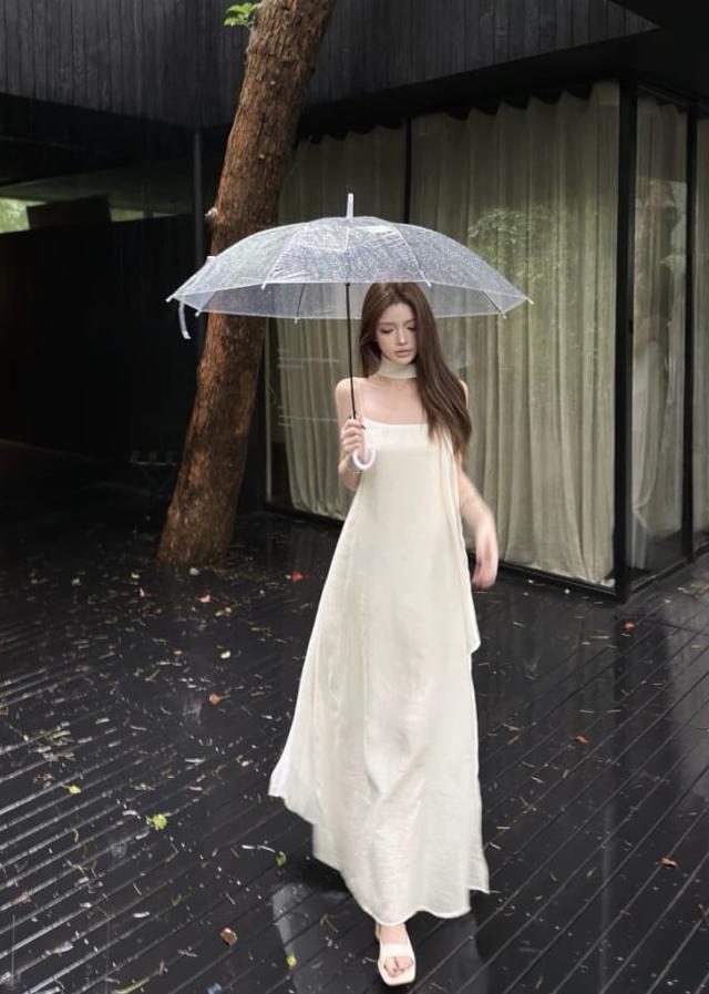 Chất liệu có độ bóng nhẹ giúp outfit bắt sáng tốt hơn, đồng thời mang lại vẻ mềm mại và nữ tính tự nhiên.